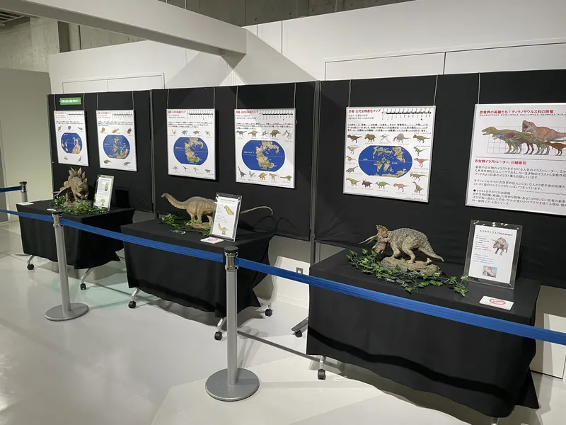 恐竜や古生物の進化を学べるパネルとプレミアムが付いた一般には手に入らない超精巧フィギュアのコーナー。