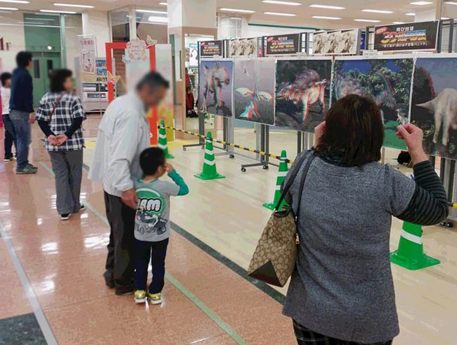 同時開催の飛び出す３Ｄ恐竜ポスター展示。横に並べると、一気に飛び出してきて驚きの世界が！