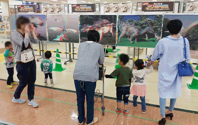 お子様は恐竜に触ろうとして徐々に近づいてしまうので、ポールパーテーションで仕切っています。