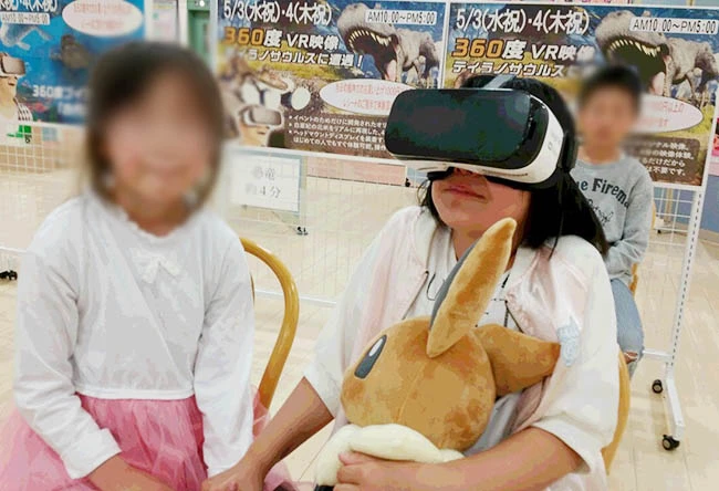 驚きのシーンに、肩をすくめてしまう女の子。