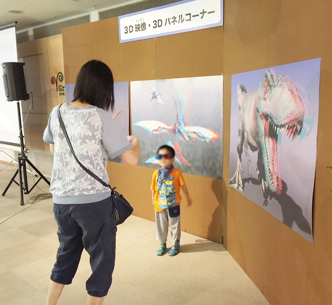 ３Dポスターに驚き！記念撮影ハイチーズ！