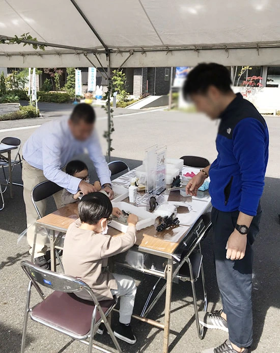 化石発掘体験にお子さん夢中！お父さんのヘルプも受けながら、ワクワク、ドキドキ、化石を掘り進めていきます。