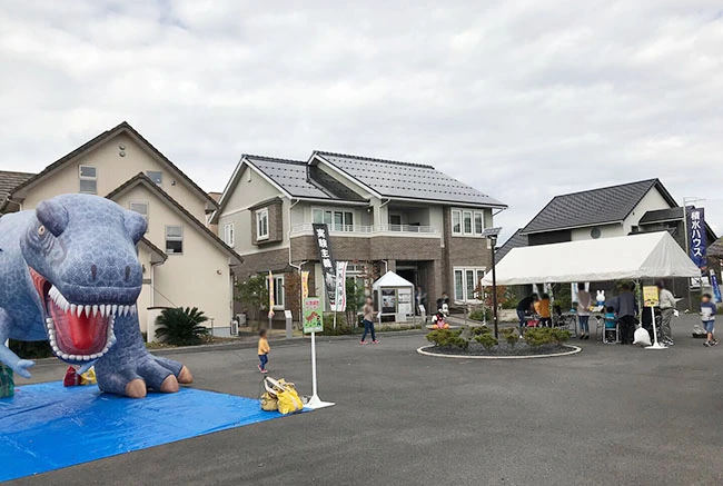 恐竜をテーマの住宅展示場イベント。化石発掘体験キットは屋外で行うイベントと相性抜群！