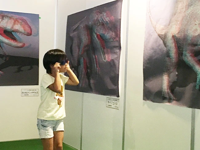 飛び出す３Ｄ恐竜展に興奮！