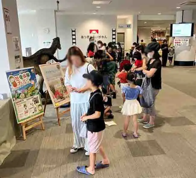 夏休み期間中、たくさんの親子連れで賑わうイベント会場。笑顔と楽しさが溢れ、家族みんなで特別な思い出を作る場所になっています。