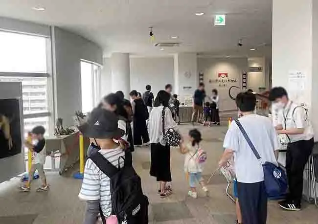 入口には展示品が並び、飛び出す3D恐竜ポスター展へとスムーズにご案内。お客様は楽しみながら次々と展示を観覧していました。
