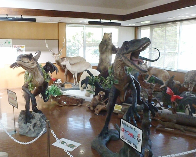 恐竜大型フィギュアと動物たちのコラボ！子供たちは大喜びです！