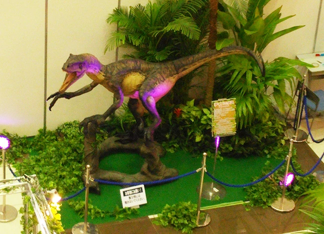 ３ｍ実寸大恐竜をアイキャッチに効果的に展示。
