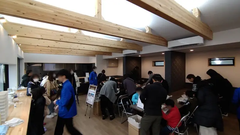 化石発掘体験の会場。常に満席で大人気でした。