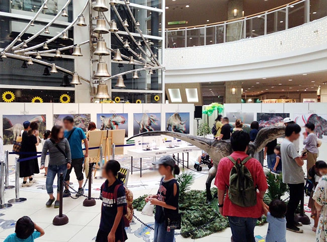 センターコートをパネルで囲み、飛び出す３Ｄ恐竜ポスターを展示。フィギュアをアイキャッチに！