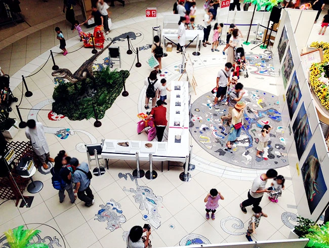 会場中央にはタッチ化石を配置。アイキャッチの恐竜フィギュアを入り口に展示し、多くの方に記念撮影していただきました。