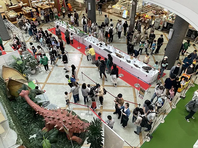 ショッピングセンターの中央コートで開催されたゴールデンウィーク恐竜イベント