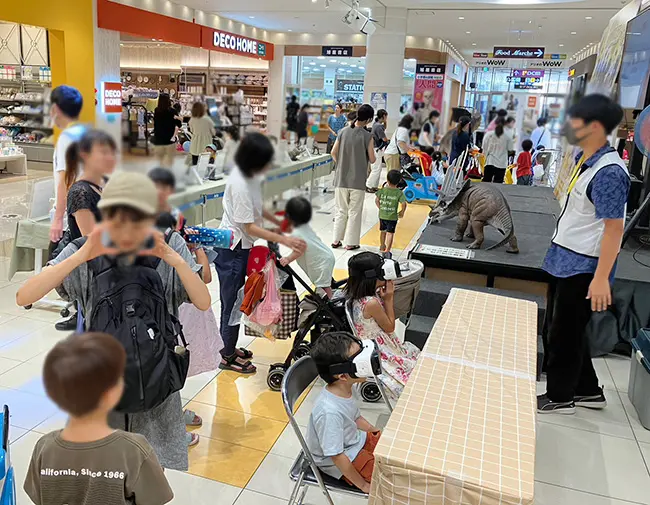 導線の良いコンテンツ配置。ショッピングモール、エスカレーター横のコーナーが恐竜の世界に！