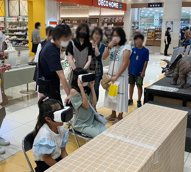 大人も子どもも興味津々！体験型イベントを取り入れることで、客足が絶えません。