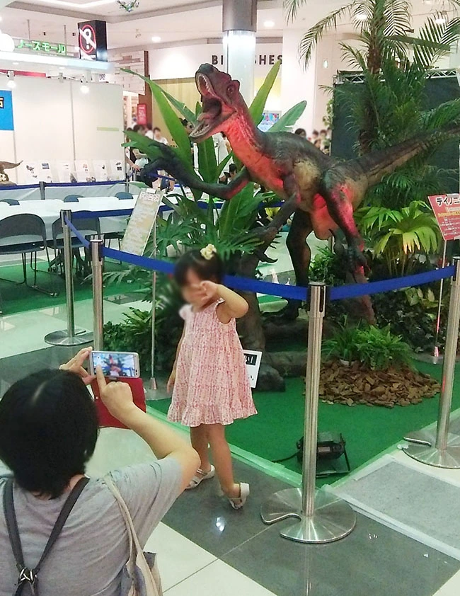 ３メートル実寸大フィギュア、デイノニクスの前で写真撮影。初代ジュラシックパークの精巧モデルだけあって、写真撮影スポットとして人気があります。