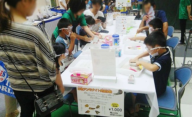 化石発掘体験イベントを同時開催。必ず一名様が一つの化石を発掘できます。早取り競争ではないので、自分のペースで発掘を楽しむことができます。