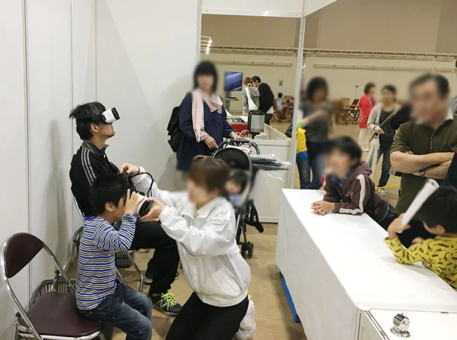 360度ブイアール映像体験でもりあがる会場。