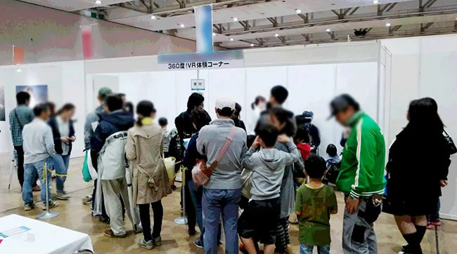 360度ブイアール映像体験に人だかり。