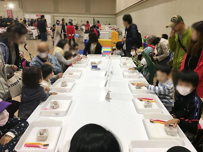 化石発掘体験。一人に一つのキットだから必ず掘り出すことができます。掘り出した化石は小袋に入れて持ち帰っていただ気ました。