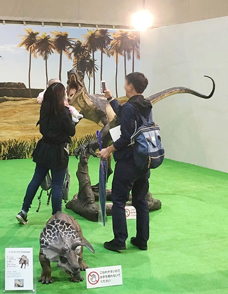 こちらは実寸大恐竜フィギュア、デイノニクス（口開けバージョン）。一般的なフィギュアにはない非常な精巧な造り。