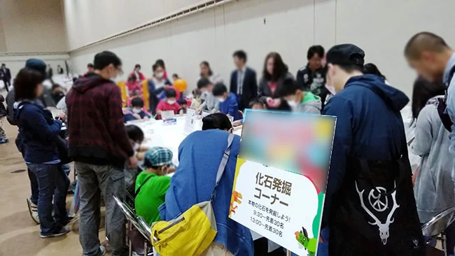 化石発掘体験のコーナには行列が。