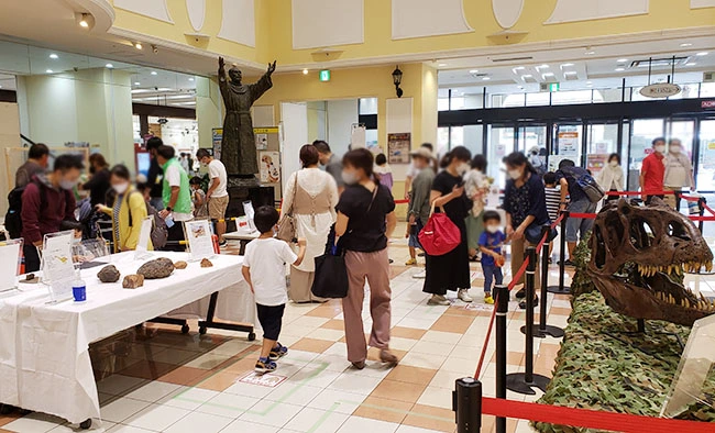 大賑わいの恐竜イベントコーナー。