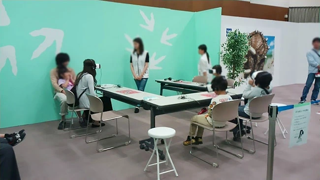 ヘッドマウントディスプレイを付けて行う360度ブイアール映像体験。親子連れに大好評。
