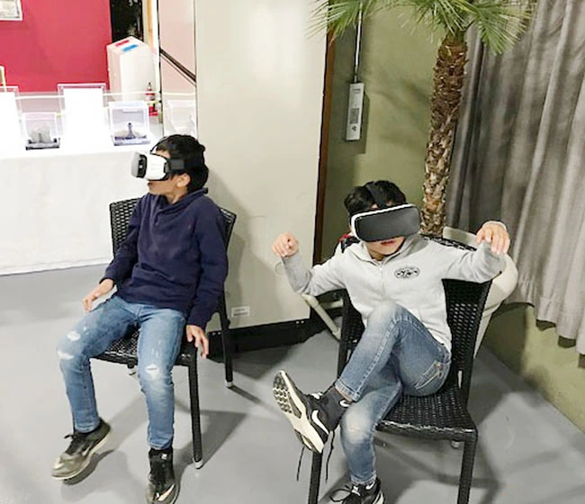 360度ブイアール映像「ティラノサウルスに遭遇！」を体験するお子様。弊社のオリジナルの映像は臨場感があり眼の前に恐竜が迫ってきます。