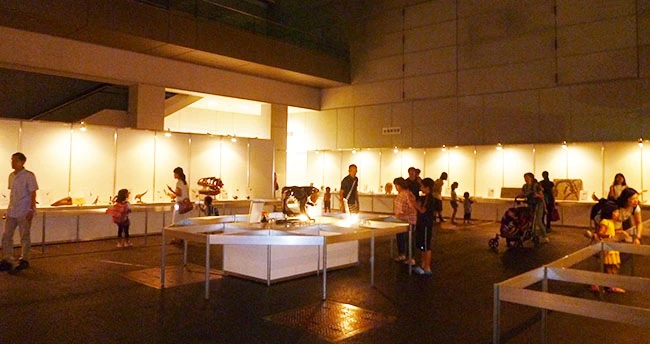 大展示場に多数の恐竜展示物を配置。