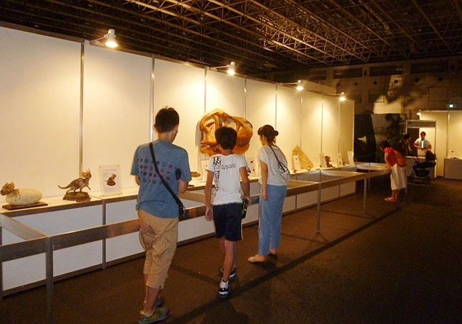 一つひとつの恐竜に見入る親子。