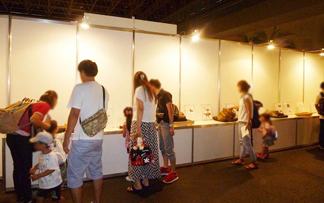 多数の親子連れで賑わう会場。