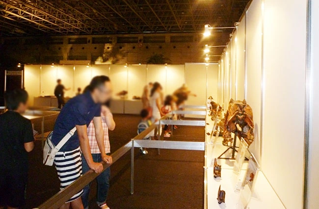 展示に見入る男性。