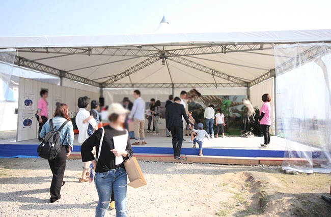 住宅展示場内に設置された大型テントのなかで開催。