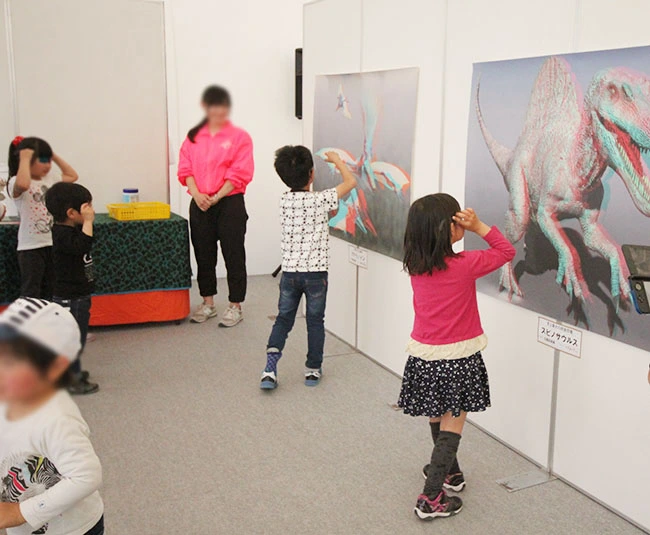横に並べて展示してあるので、次々に飛び出します。