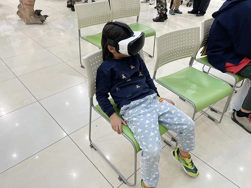 迫りくる恐竜に、思わずのけぞるお子さん。