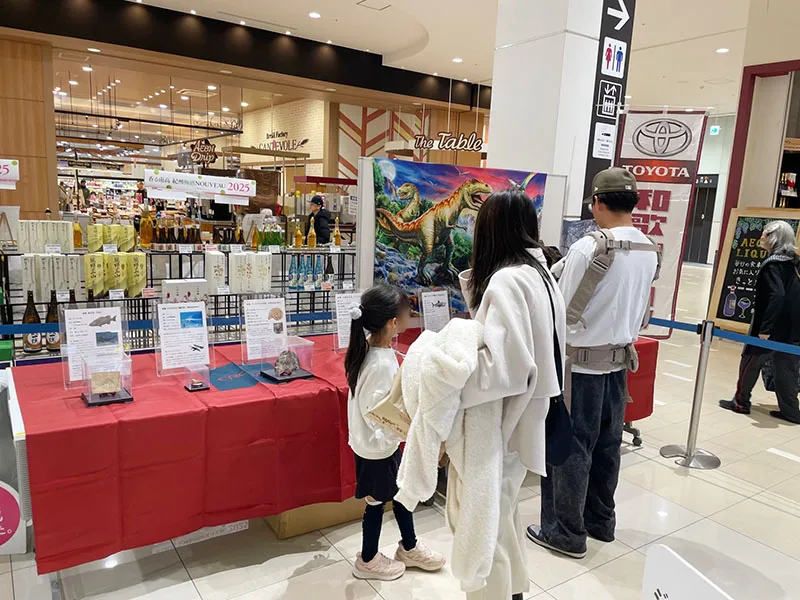 化石展示は、子どもはもちろん大人にも人気があります。