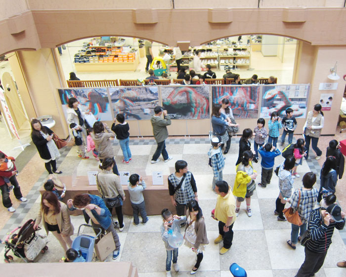 ２０１２年ゴールデンウィーク　飛び出す３D恐竜展ポスターで盛り上がる会場