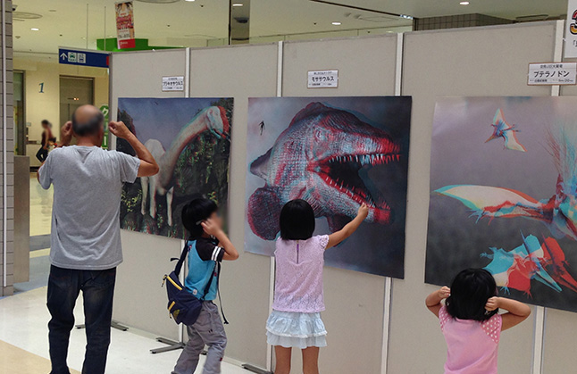３Ｄポスター展示。触れるかな～